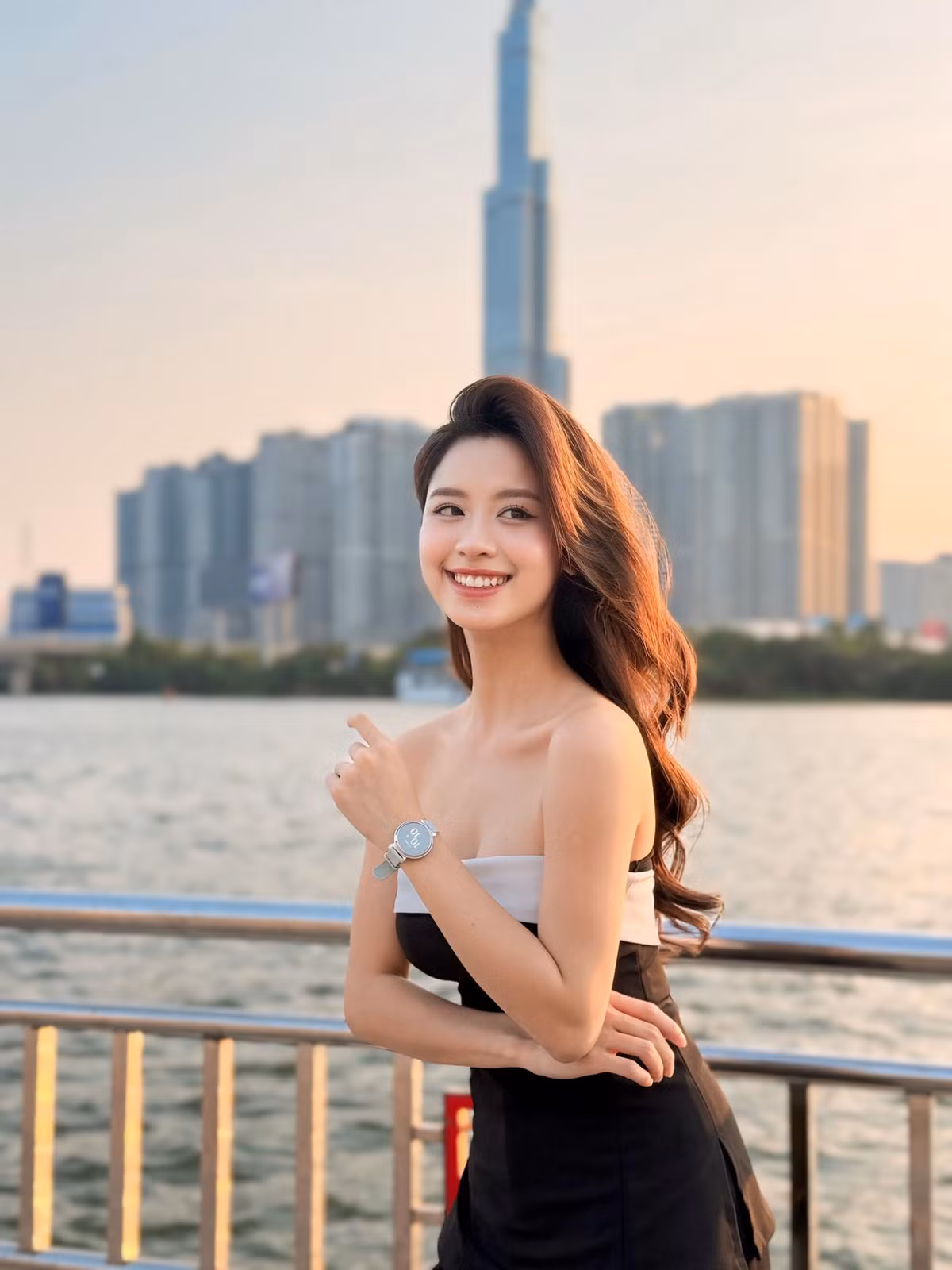 Chưa kể đến việc nàng hot girl xứ Thanh từng khẳng định thân hình chuẩn không cần chỉnh của mình là nhờ tập luyện chứ không phải do dao kéo.