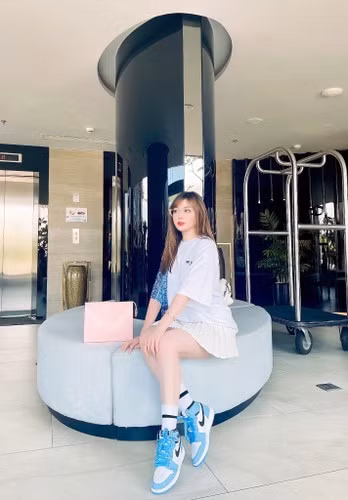 Âu Hà My luôn ghi điểm bởi phong cách ăn mặc của mình, kể cả lên giảng đường lẫn đời thường. Những thiết kế điệu đà có vẻ như rất phù hợp với cô.