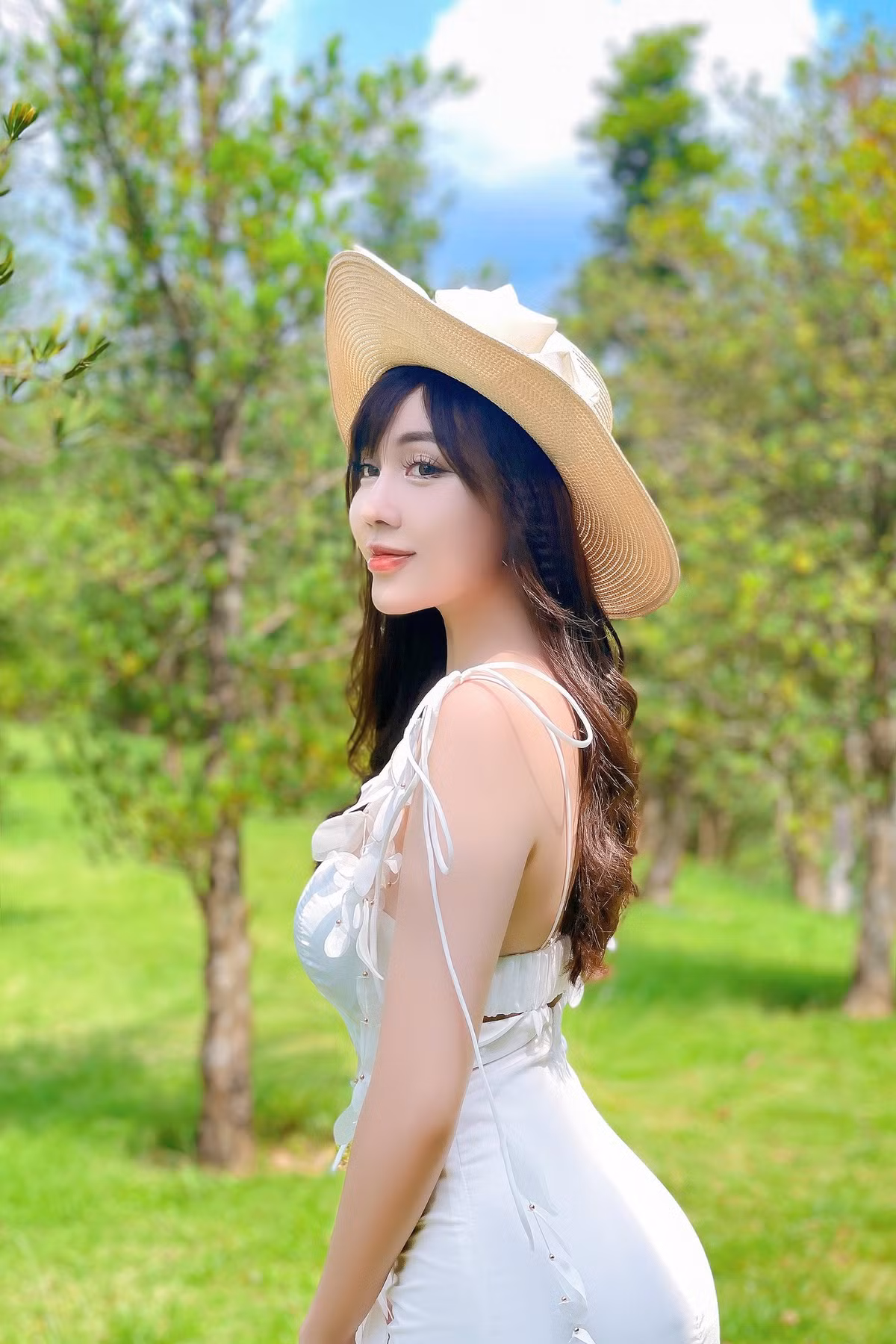 Nhờ lợi thế ngoại hình quyến rũ, Âu Hà My tự tin chưng diện những thiết kế khoét cổ sâu hay váy bó sát cơ thể, khoe đường cong.