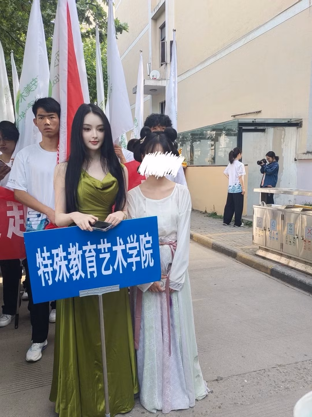 Tuy nhiên, sau những lời khen và nghi ngờ, sự thật được tiết lộ khiến cả mạng xã hội xúc động: Trần Nguyệt là một người khiếm thính, học Khoa Giáo dục Đặc biệt.
