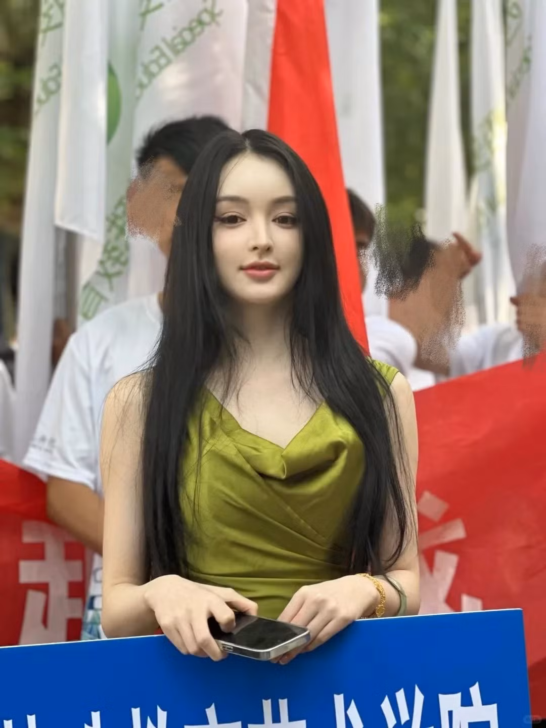 Theo truyền thông địa phương, Trần Nguyệt luôn nằm trong nhóm có thành tích học tập xuất sắc, đồng thời là một học sinh năng khiếu được chú ý tại trường, đặc biệt trong các lĩnh vực mỹ thuật và viết lách.