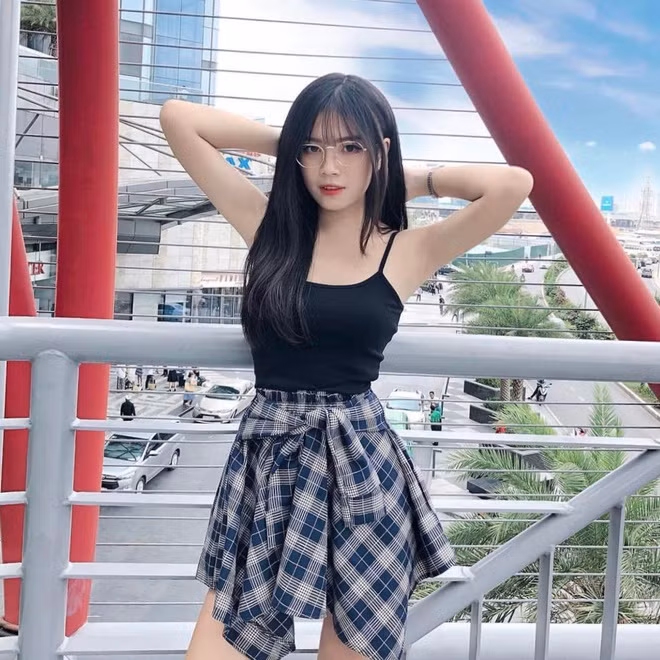 Bài viết khen Thụy Hân sở hữu làn da trắng nõn, đôi chân dài miên man và đặc biệt là vẻ gợi cảm đầy hút hồn. Bên dưới bài viết là hàng loạt comment đến từ cộng đồng mạng Trung Quốc, ai nấy đều tỏ vẻ mình đã bị cô nàng "quyến rũ" và muốn xin info của cô.