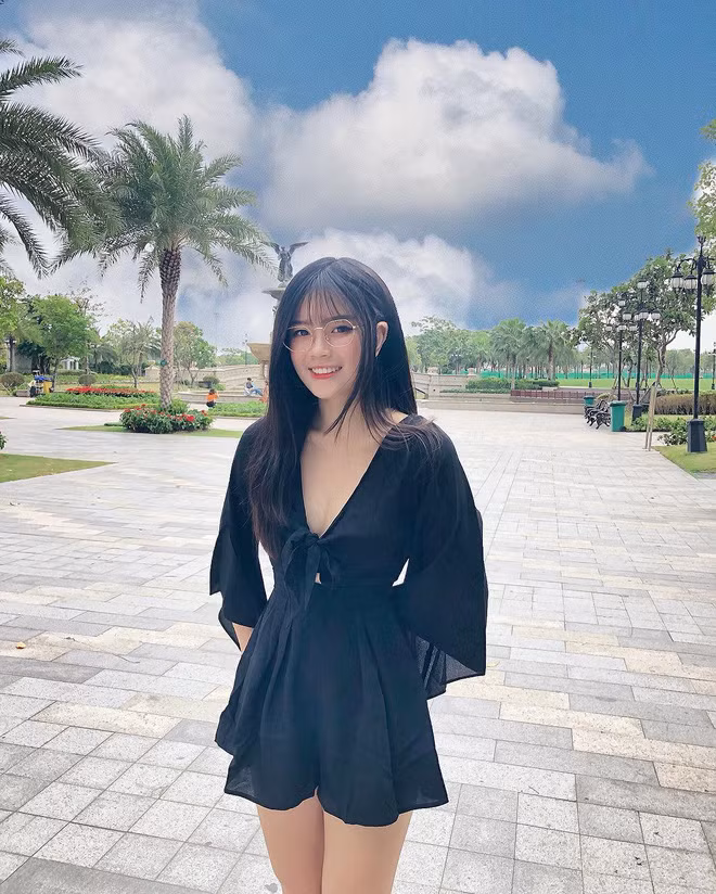 Vòng một căng tròn, chiếc eo nhỏ nhắn như Hoa hậu giúp Thụy Hân ngày càng được chú ý và nhanh chóng trở nên nổi tiếng với gần 400.000 người theo dõi trên mạng xã hội.