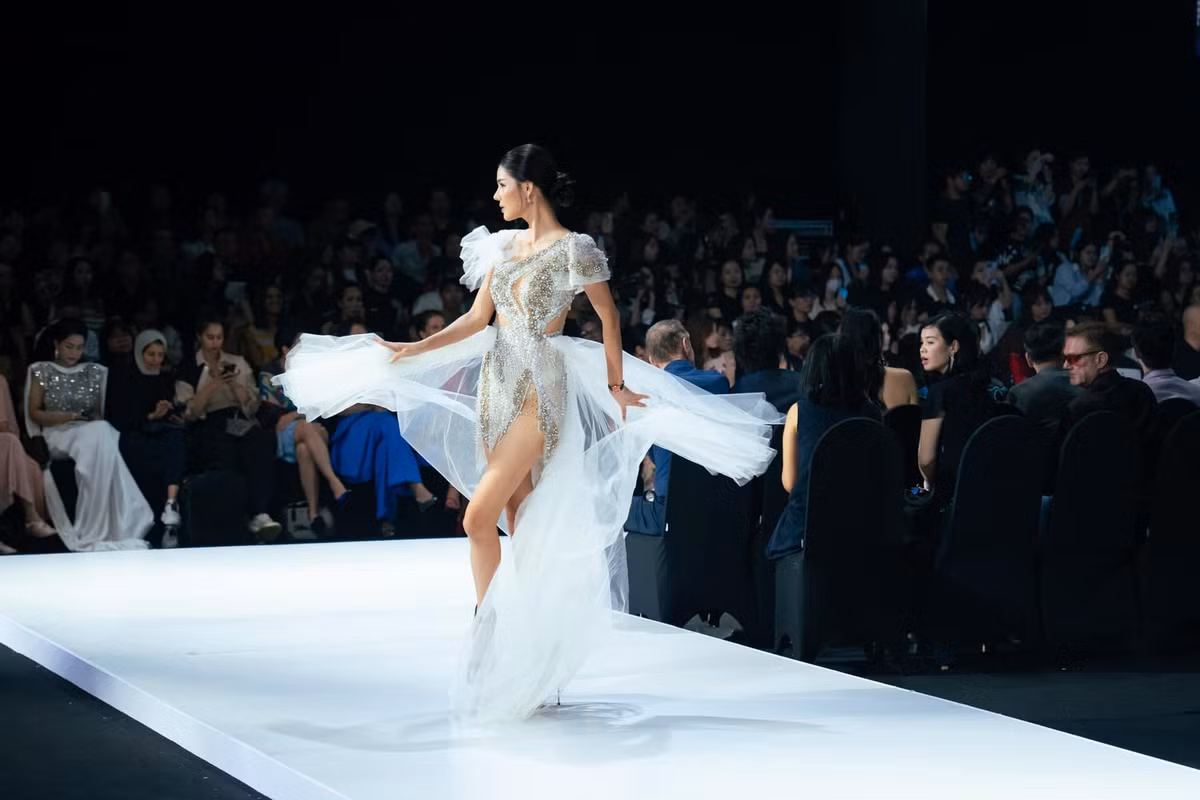 Trên trang cá nhân, ngay sau khi buổi diễn kết thúc Kỳ Hân hào hứng đăng tải những hình ảnh đi sàn catwalk mà cô tham dự thuộc khuôn khổ Tuần lễ thời trang diễn ra tại Cung Thể thao Quần Ngựa.