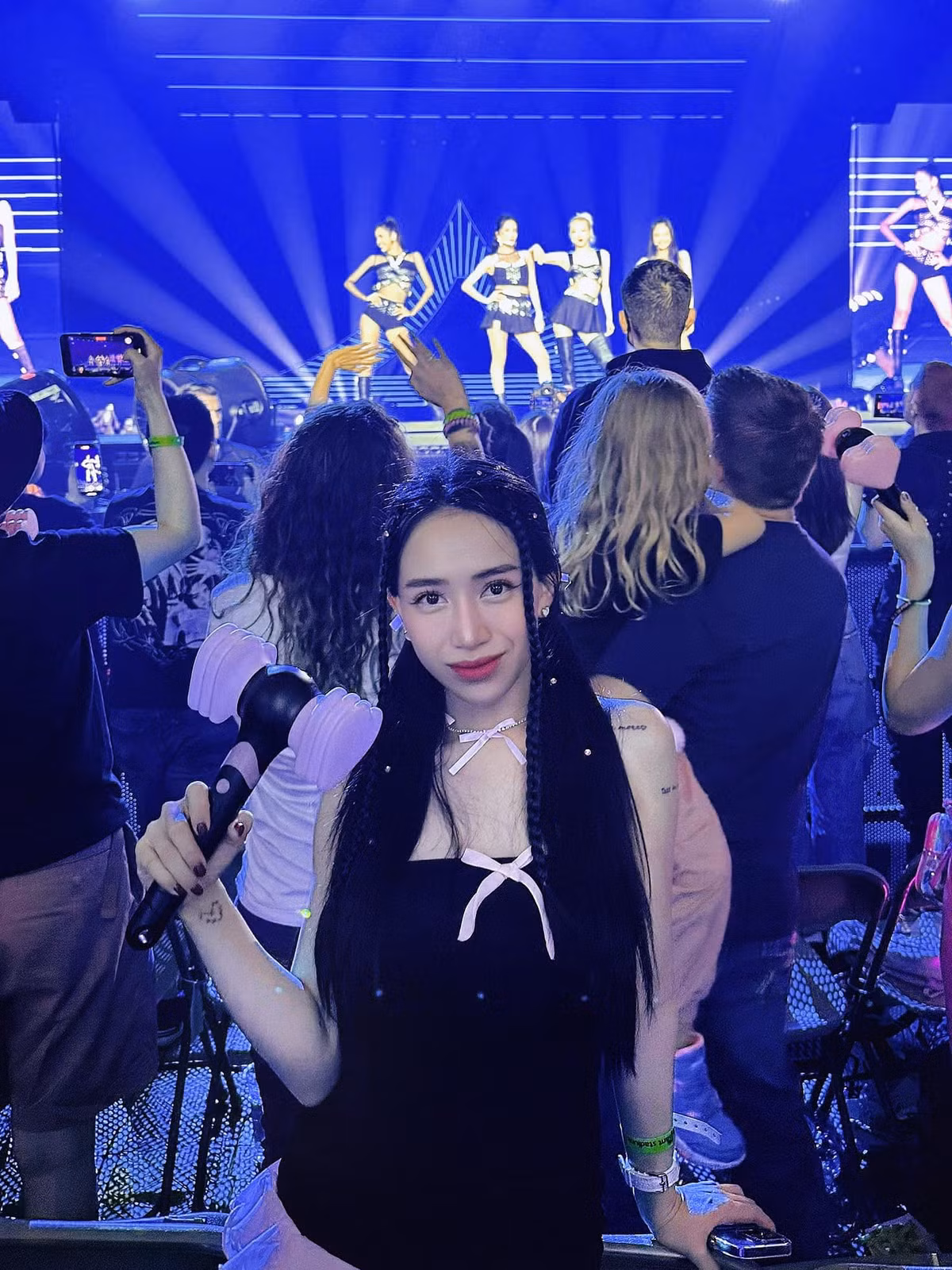 Mới đây, Joyce Phạm khoe loạt ảnh khi đu idol Blackpink ở Mỹ và lập tức gây chú ý.