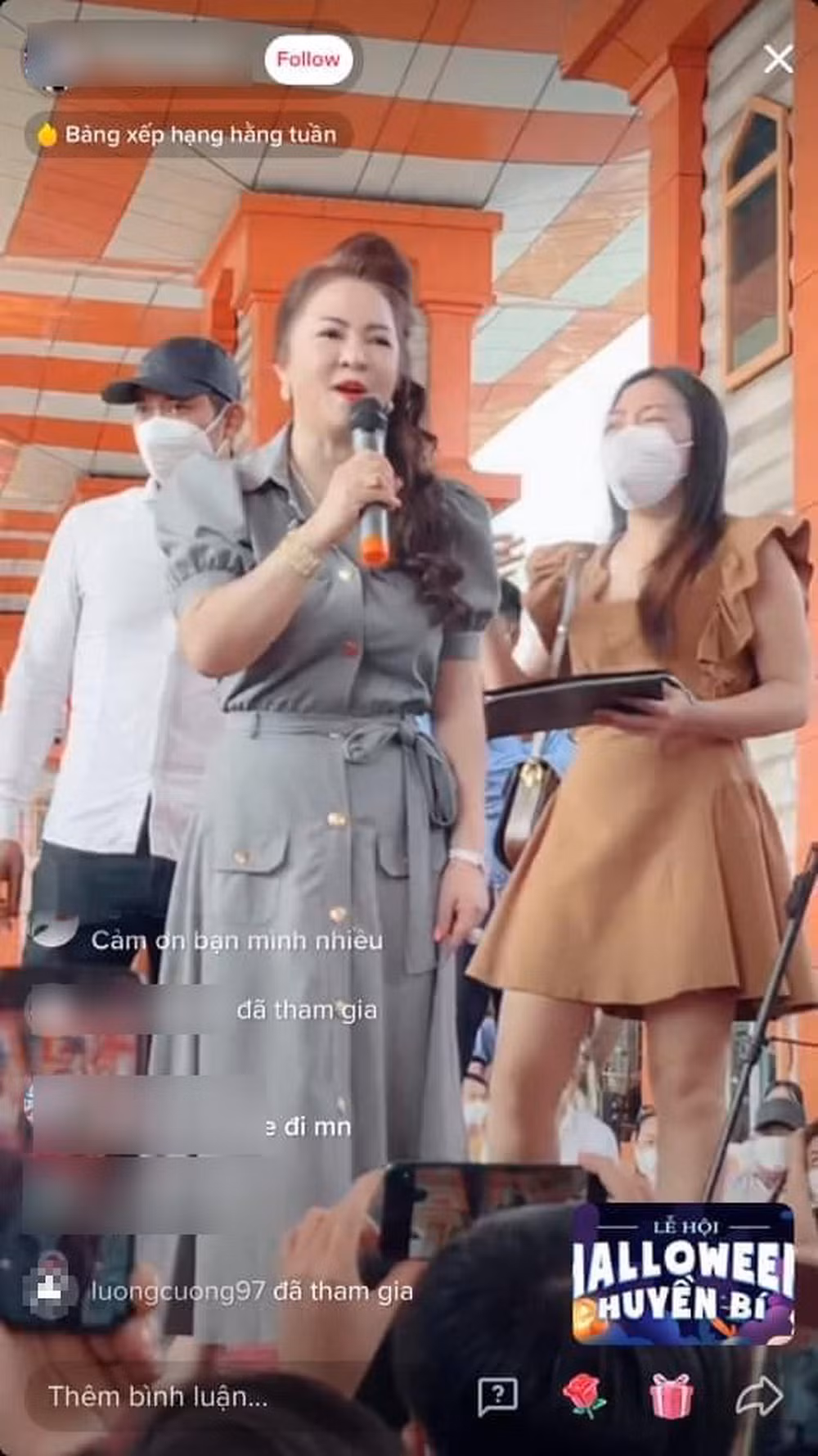 Vợ ông Dũng "lò vôi" thể hiện sự thân thiện khi liên tục vẫy tay chào, nở nụ cười thật tươi chào đón mọi người.