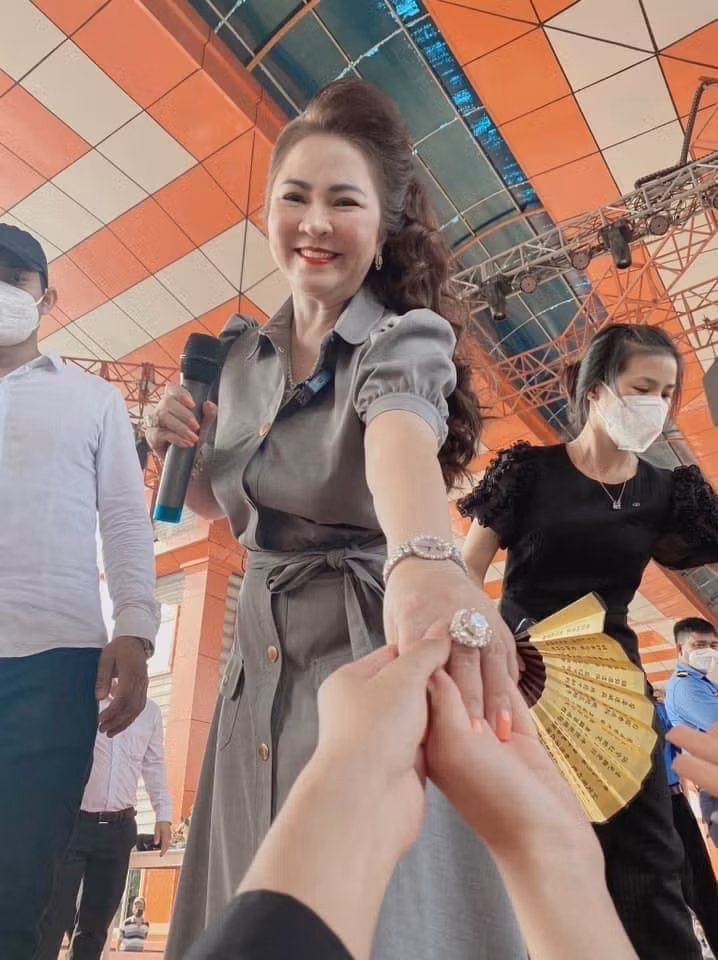 Mỗi lần xuất hiện, bà Nguyễn Phương Hằng đều trang điểm, diện hàng hiệu. Đặc biệt, những lần khoe kim cương của bà cũng làm dân tình choáng ngợp.