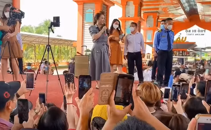 Trước đó bà Phương Hằng có chia sẻ: "Em góp ý anh chị YouTube, báo chí nếu cắt khúc nào đưa em lên thì lựa em đẹp chút. Có những khúc em đẹp vậy mà không đưa...