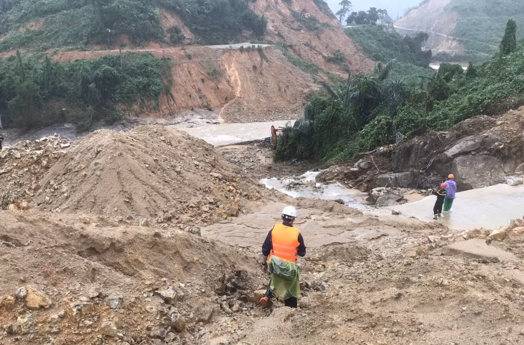 Vượt suối, băng rừng đến cứu hộ ở thủy điện Rào Trăng 3 Vuot suoi, bang rung den cuu ho o thuy dien Rao Trang 3