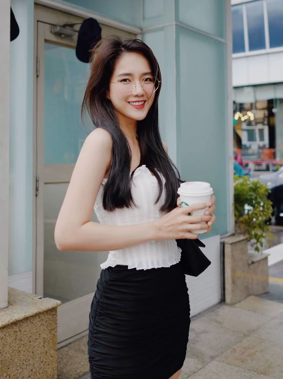 Vốn dĩ nổi lên với hình tượng kẹo ngọt, ngây thơ trong sáng. Vậy nên khi Trinh thay đổi phong cách hoàn toàn mới cá tính, quyến rũ thì cô nàng lại khiến fan hâm mộ cảm thấy vô cùng hào hứng.