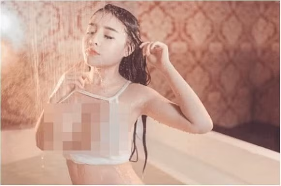 Mới đây nhất, hot girl Ngân 98 tiếp tục đăng tải bộ ảnh trong bồn tắm gợi cảm đến phản cảm. Cô nàng diện nội y lưới màu trắng xuyên thấu toàn bộ cơ thể.