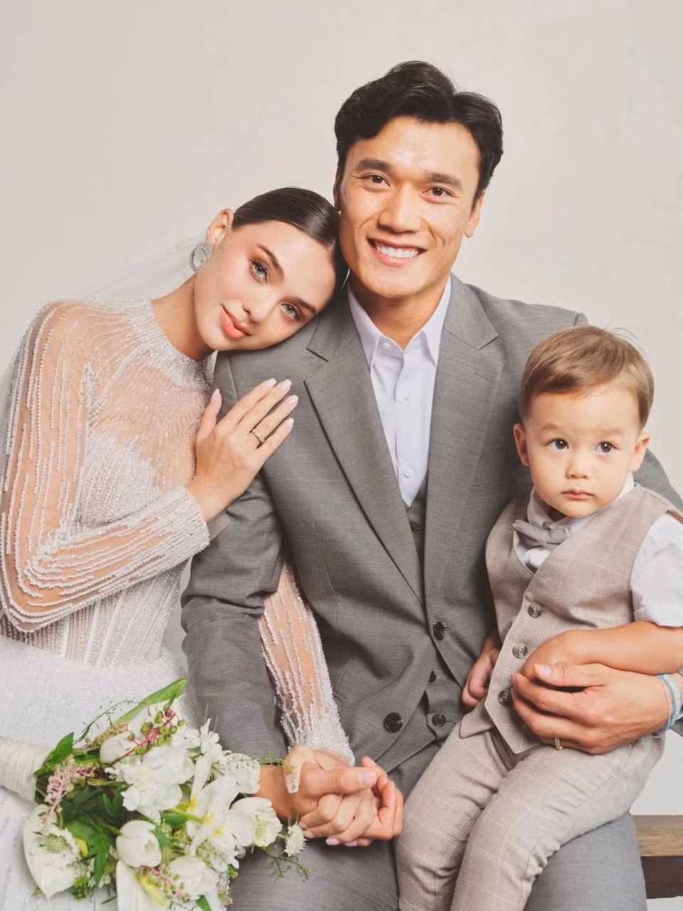 Tối 22/5, người mẫu Dianka Zakhidova chia sẻ loạt hình mới bên Bùi Tiến Dũng và con trai để kỷ niệm 2 năm kết hôn.