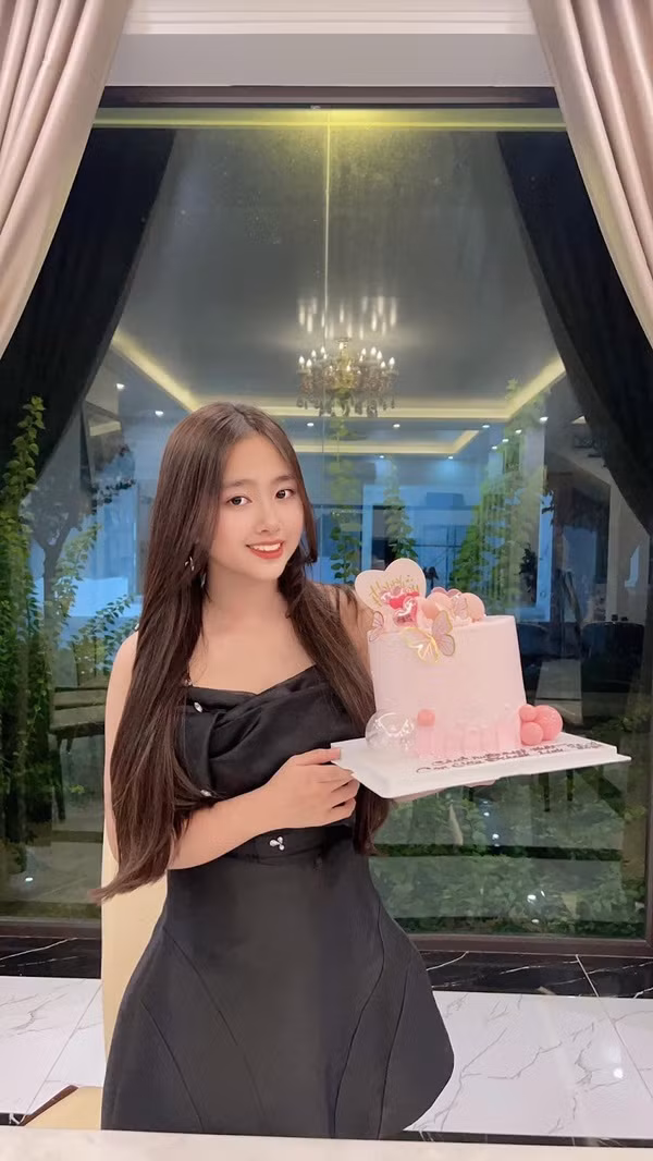 Dạo một vòng trang cá nhân của Khánh Linh có thể thấy, cô bé 12 tuổi ngày càng “trổ mã”, gây ấn tượng từ vóc dáng cho đến gương mặt.
