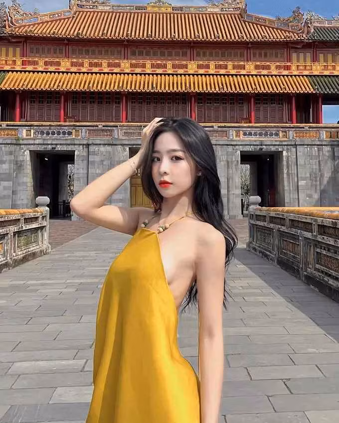 Tammy Phạm nổi tiếng theo đuổi hình tượng nóng bỏng, gợi cảm. Bên ngoài, người đẹp tự tin diện trang phục có phần thiết kế táo bạo, nửa kín nửa hở.