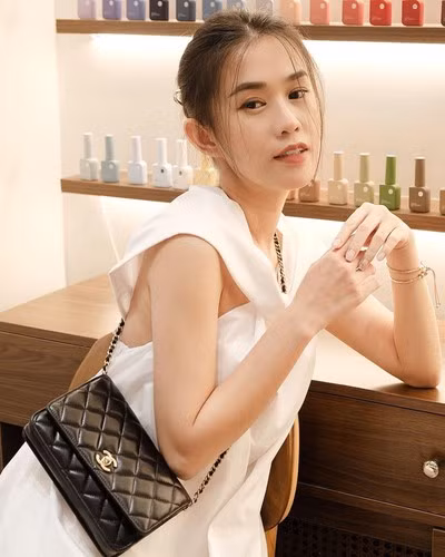 Bên dưới bức ảnh, nhiều cư dân mạng tấm tắc dành lời khen đến hình thể nóng bỏng của Ngọc Thảo: "Ở nhà mà hot quá", "Quá cháy", "Đua khúc này cua mệt nghỉ", "Mlem mlem quá"...