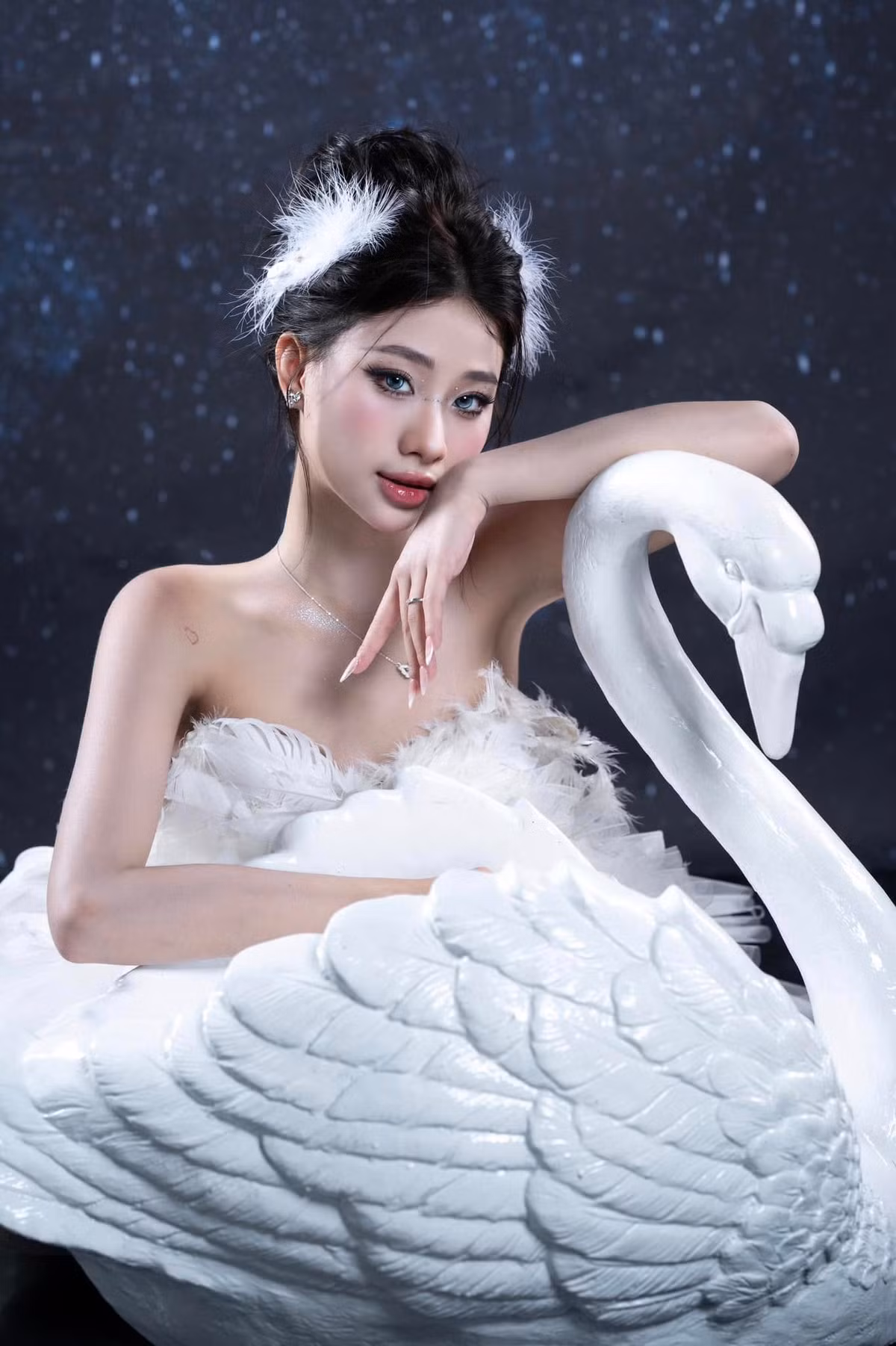 Sau khi nâng cấp vòng 1, Louis Phạm liên tục đăng tải những bức ảnh với gu thời trang cắt xẻ táo bạo.