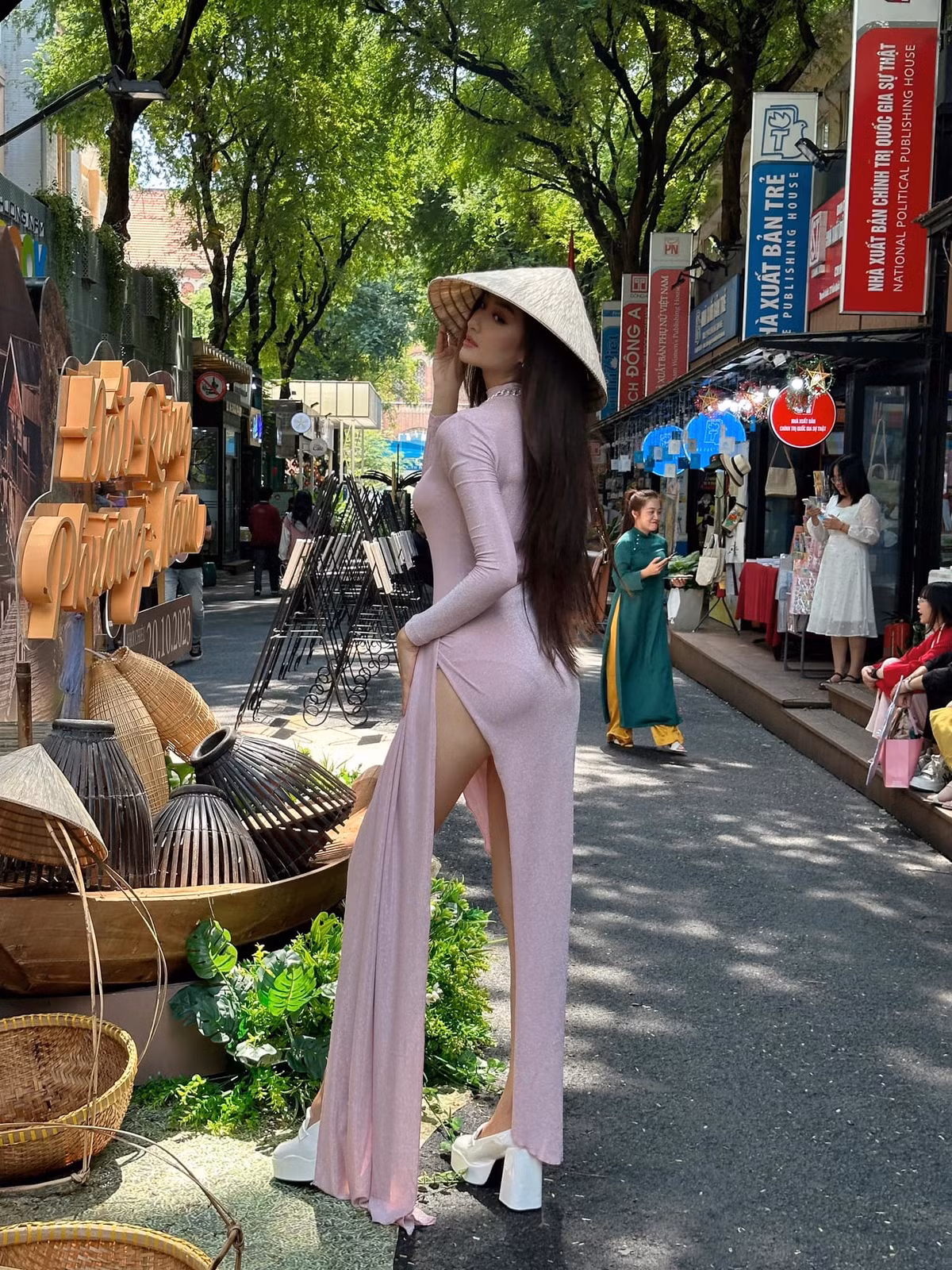 Mới đây, trên một trang diễn đàn đăng tải hình ảnh một cô gái ngoại quốc diện váy xẻ tà cao, đội nón lá, chụp ảnh check-in ở phố sách TP.HCM. Dưới phần bình luận của bài viết, nhiều dân mạng Việt Nam bày tỏ thái độ không hài lòng.
