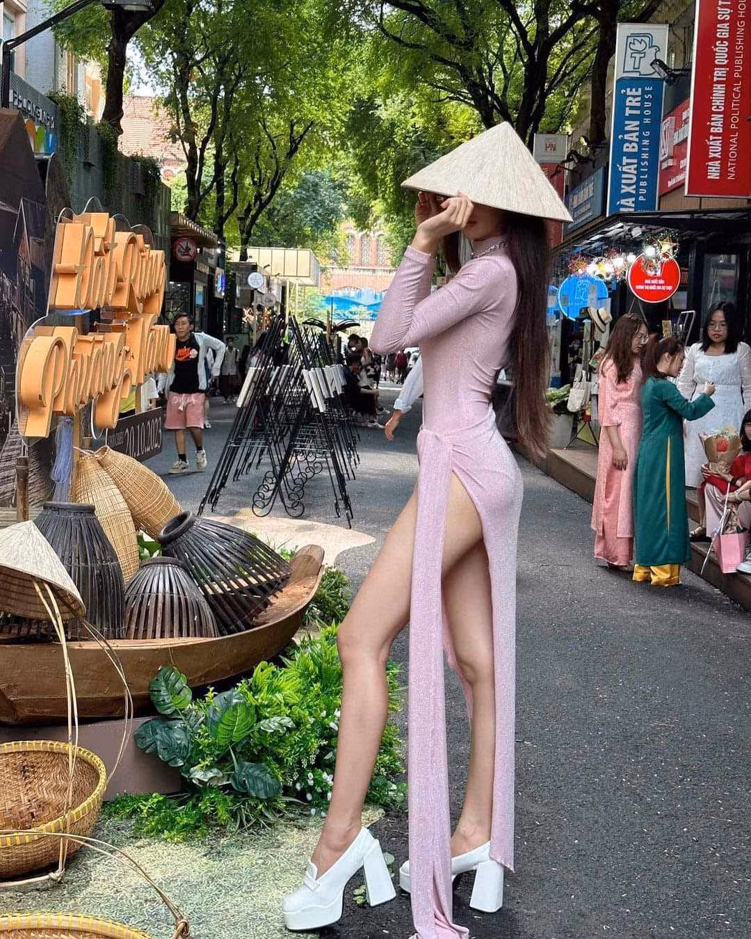 Một số ý kiến cho rằng, địa điểm mà cô nàng ghé thăm là phố sách, lựa chọn trang phục cũng cần phải có sự tiết chế, nếu chụp ảnh ở một nơi khác thì bộ đồ mà cô diện hoàn toàn không có vấn đề.