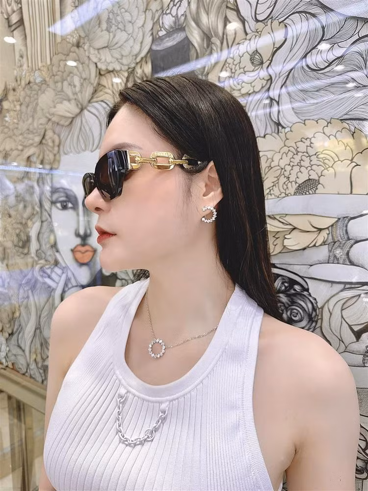 Trong ảnh đăng tải, hot mom 3 con chọn mua một đôi bông tai và một sợi dây chuyền.