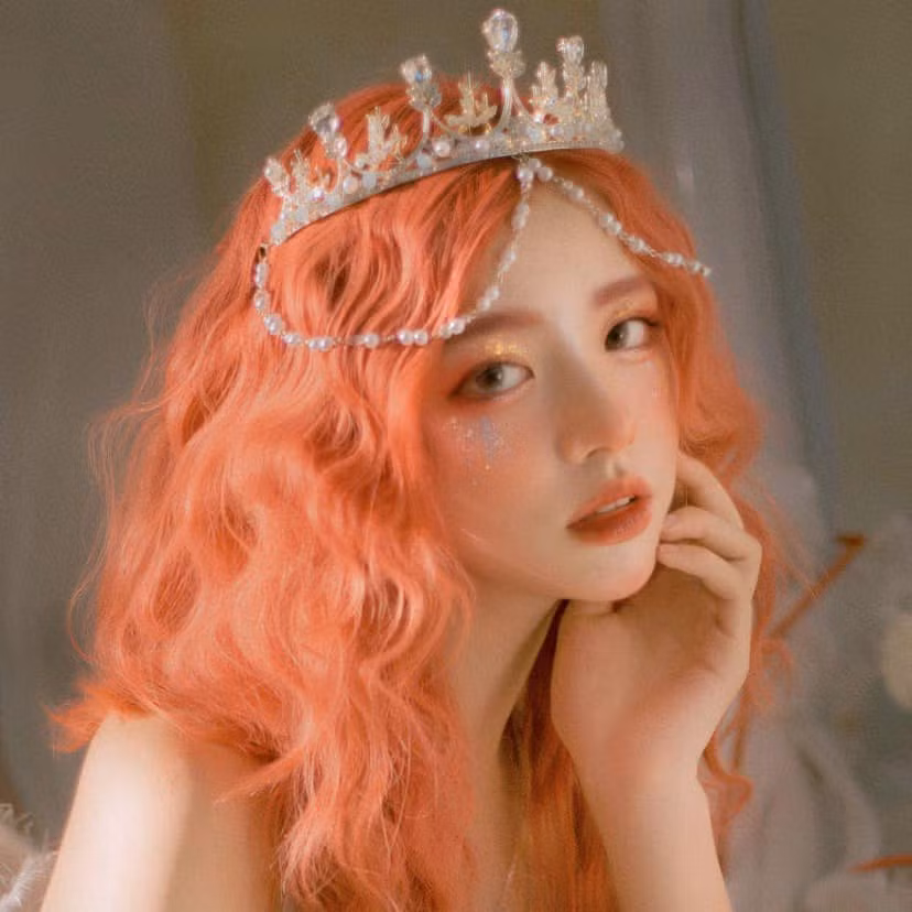 Phan Thị Minh Hằng (thường gọi là Phan Hằng) là hot girl NEU (ĐH Kinh tế Quốc dân) không còn xa lạ với CĐM. Mới đây, cô bạn này khoe mái tóc nhuộm màu g cam và hồng sáng đẹp cân đẹp cả bảng màu thu hút sự chú ý của CĐM.