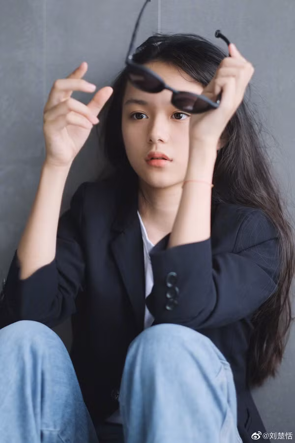 Qua những bức ảnh được đăng tải, có thể thấy Sở Điềm đã bước vào tuổi dậy thì, ngoại hình cũng có sự thay đổi ít nhiều so với hồi nhỏ, song nhan sắc vẫn rất xinh đẹp và đầy hứa hẹn.