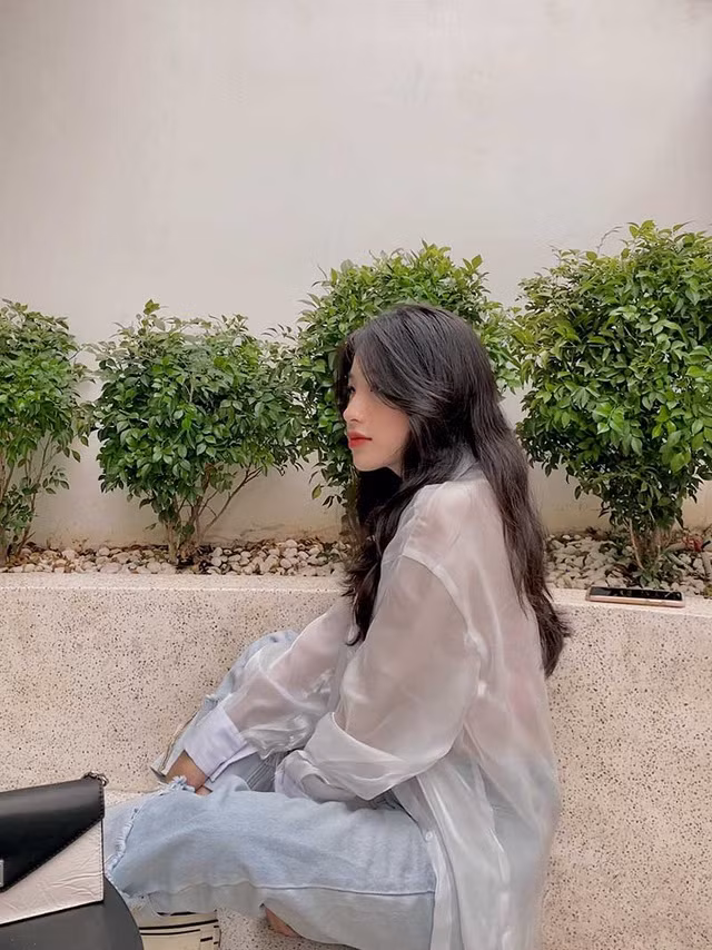Minh Thư cũng bày tỏ về xu hướng "sống xanh". Theo đó, môi trường ngày càng gánh chịu những tác động nặng nề từ hoạt động của con người.