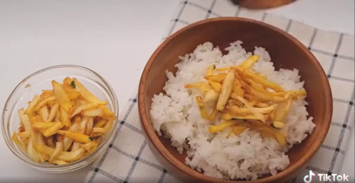 Sơ mít xào cùng với gia vị tạo thành một món bắt cơm.