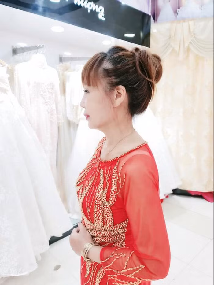 Lần này, cô dâu Thu Sao lần lượt thử ba bộ váy màu trắng, đỏ và áo dài.