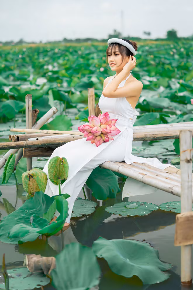 Diệu Linh kể thêm, cô nàng biết bơi từ nhỏ nên không hề hoảng sợ khi ngã xuống đầm sen. Cô nàng chỉ tiếc nuối vì không thể cho một buổi chụp hình trọn vẹn.