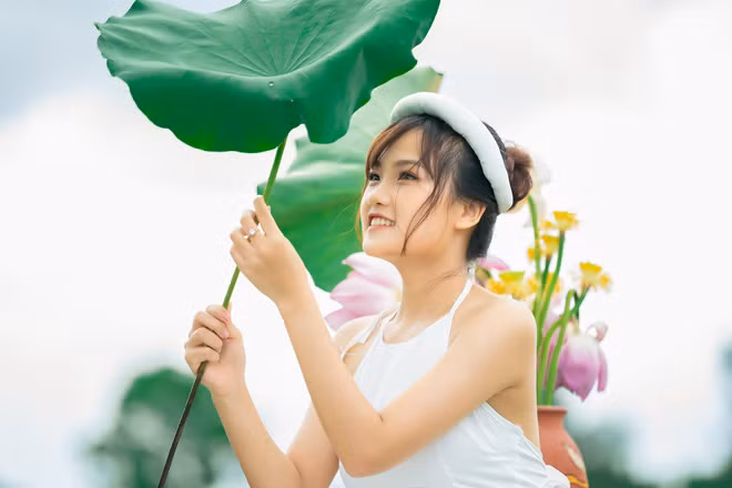 Diệu Linh chia sẻ: "Lúc đó, mình mới chụp được khoảng 30 phút.Té sông, ướt hết người nên đành dừng buổi chụp luôn, cũng may, mình đã có vài tấm ảnh ưng ý với hoa sen".