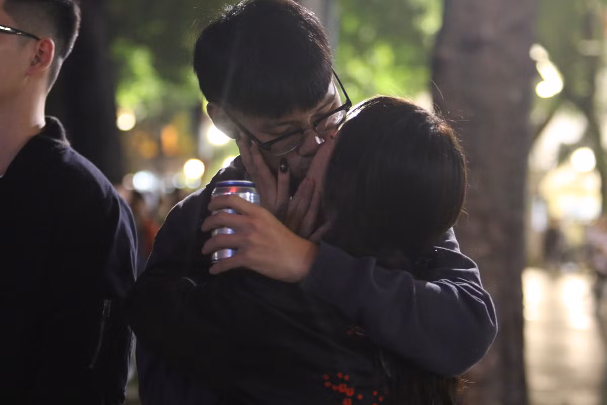 Năm mới và cả cái lạnh dường như đã trở thành 1 cái cớ để mọi người xích lại gần nhau, yêu thương nhau và cùng chờ mong vào những điều tốt đẹp sẽ đến.
