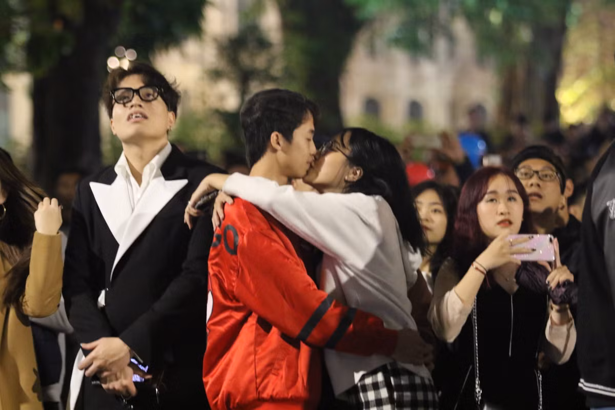 Tuy nhiên rất may mắn, trời thương lòng người khiến thời tiết khá đẹp. Có mặt tại khu vực hồ Gươm khoảnh khắc giao thừa, rất nhiều bạn trẻ đã tập chung để ngắm pháo hoa.