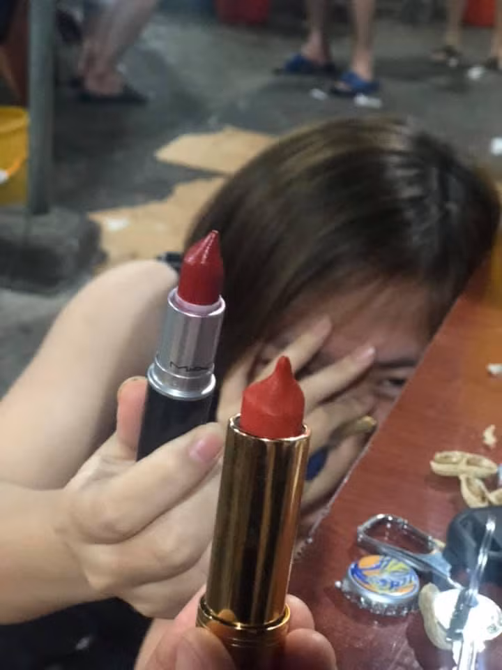 Cuộc đua ai phá son hơn ai có lẽ rất lâu nữa mới tìm được người thắng cuộc Mời quý độc giả xem video: Những vẻ đẹp không son phấn - Nguồn: VTC