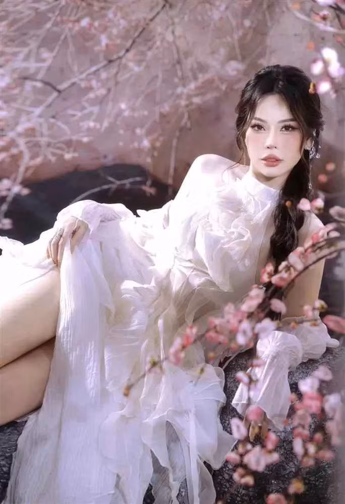 Vào ngày đầu năm, đại gia đình sẽ cùng tập trung, gửi nhau những lời chúc Tết, lì xì cho con cháu. Đào Lan Phương hào hứng tiết lộ: "Tôi may mắn đến tận tuổi này vẫn được bố chồng và cả nhà lì xì cho".