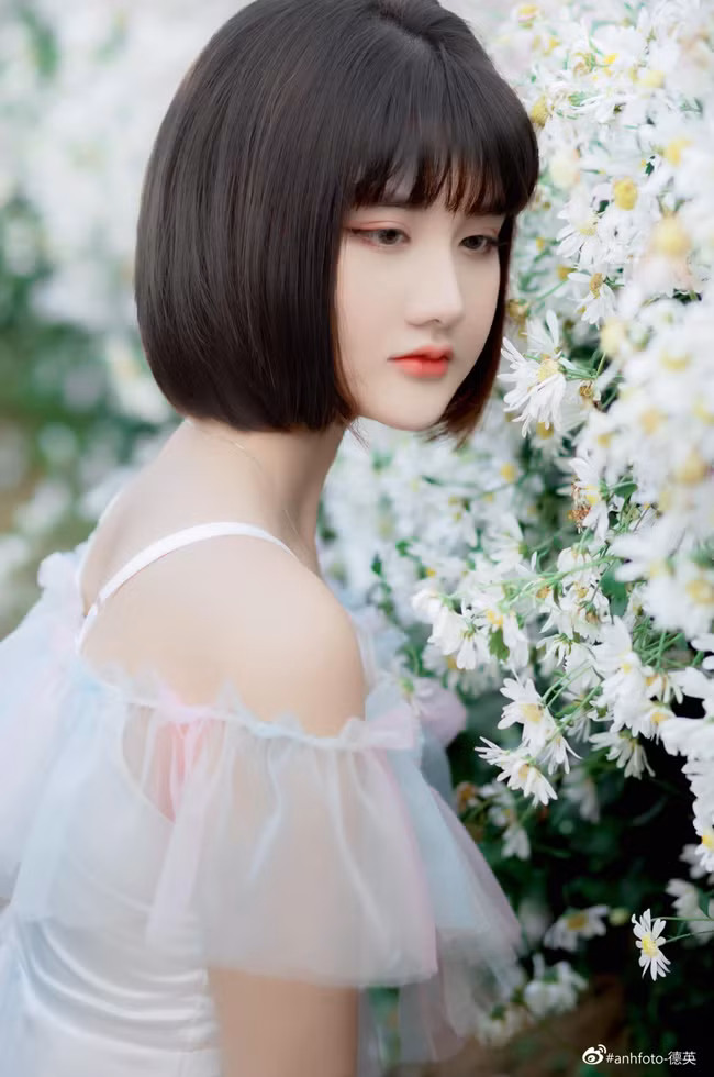 Nhờ vào khuôn mặt xinh xắn, đáng yêu trong bộ đồng phục tài xế xe ôm công nghệ, gái xinh đến từ Hải Phòng được cư dân mạng "săn lùng" trên MXH.