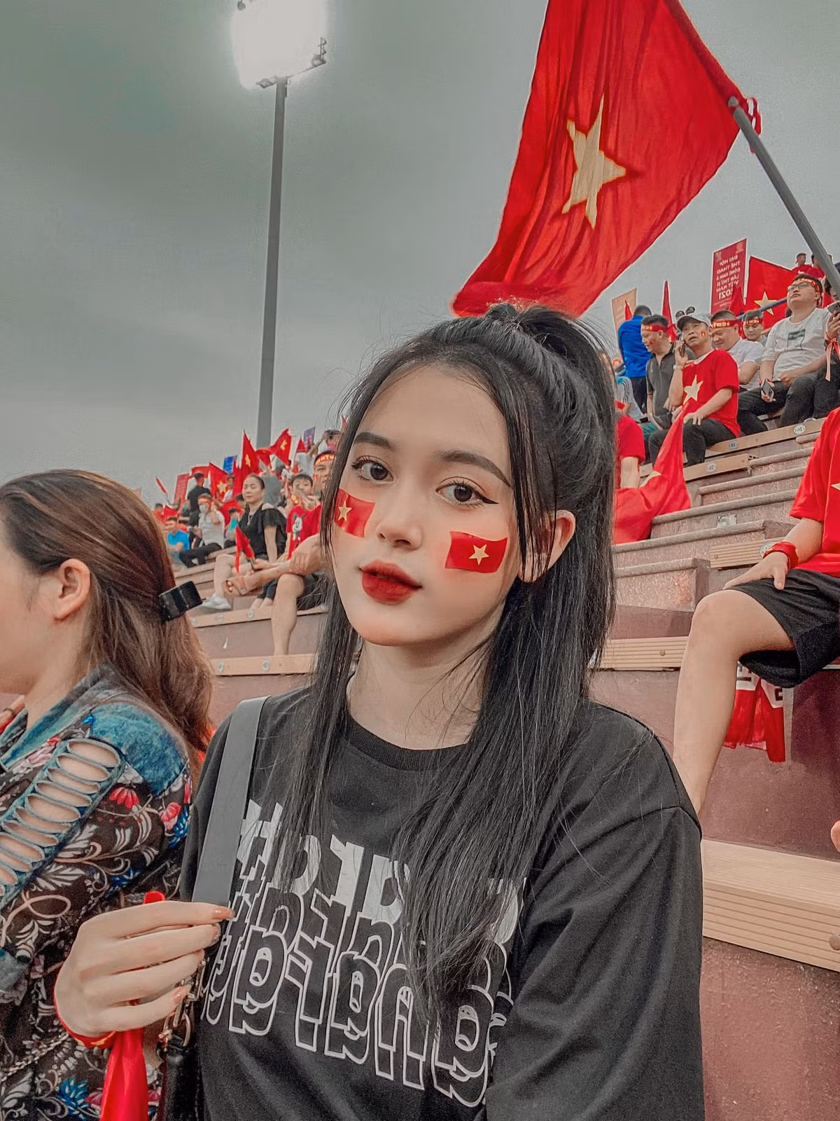 Trong chiến thắng 7-0 trước đối thủ U23 Singapore, Vũ Tiến Long đã ghi một bàn thắng ở những giây cuối cùng của trận đấu. Ngay lập tức anh đã cho bóng vào áo, thực hiện kiểu ăn mừng "mang bầu".