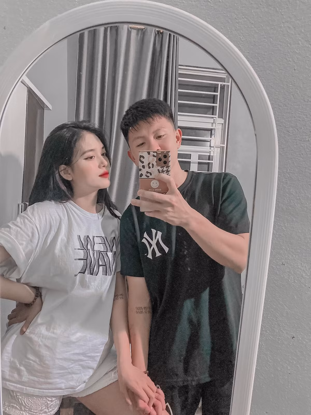 Bà xã của Vũ Tiến Long tên Diễm Quỳnh. Cô nàng này vô cùng xinh đẹp.