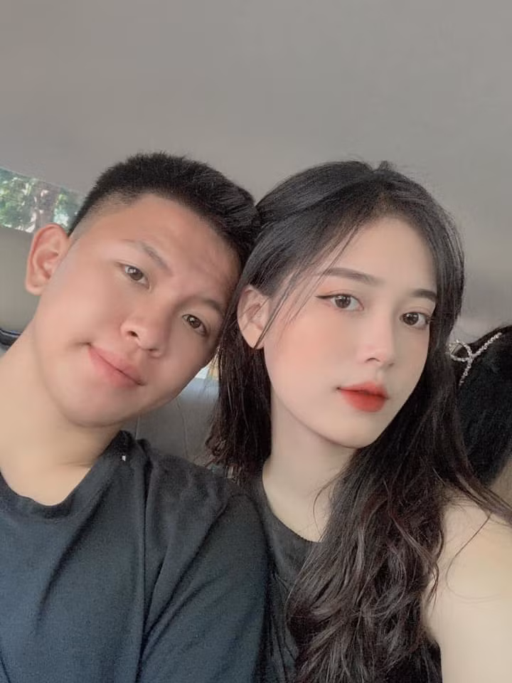 Ở trận chung kết, cô vợ xinh đẹp của Tiến Long cũng đã mặc áo mưa, đến sân để xem chồng thi đấu và cổ vũ cho tinh thần của cầu thủ 20 tuổi.