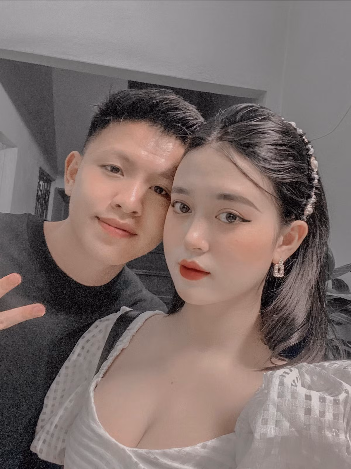 Bình thường, Diễm Quỳnh cũng hay đến sân để cỗ vũ cho chồng.