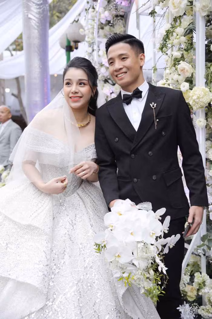 Mới đây, netizen bất ngờ tìm thấy một bức ảnh trong quá khứ của vợ Bùi Tiến Dũng nhưng suýt không thể nhận ra vì diện mạo khác xa so với hiện tại.