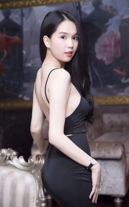 Cùng ngắm nhìn những tấm hình với vóc dáng miễn chê của Ngọc Trinh.