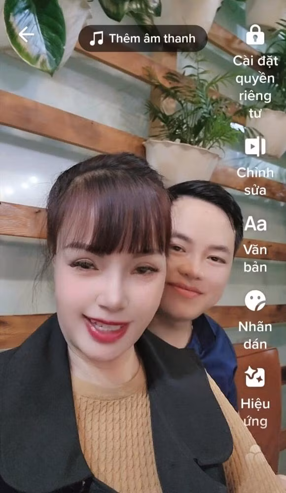 Vì chênh lệch tuổi quá lớn nên hạnh phúc của cặp đôi vướng đồn thổi ác ý, trong đó nhiều nhất dân mạng cho rằng Hoa Cương lấy Thu Sao chỉ vì tiền.