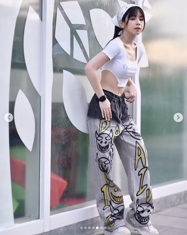 Đâu chỉ khoe được họa tiết phá cách, Mie còn khoe vòng eo "siêu thực" điểm cộng tuyệt đối trên cơ thể mình.
