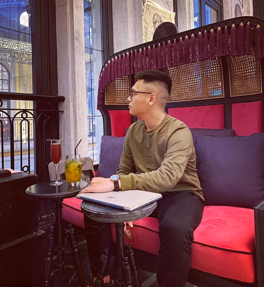Cuối cùng, Quang vẫn khẳng định: "Đàn ông nên và cần phải lấy vợ, song hãy chọn thời điểm chín muồi để cả 2 bước vào hôn nhân 1 cách hoàn thiện nhất. Lý do để lấy vợ là sẽ cho đàn ông một người để san sẻ, chia sớt những ngọt bùi và mệt mỏi trong cuộc sống. Và vợ cũng sẽ là người giúp đàn ông chăm sóc chính bản thân họ tốt hơn."