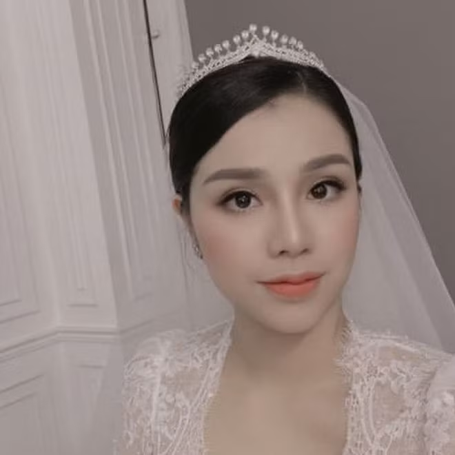 Tuy nhiên cũng có ý kiến cho rằng khi chụp app thì vợ trung vệ Bùi Tiến Dũng vẫn trông "lừa tình" hơn một chút.