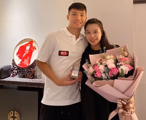 Bên cạnh việc xem ảnh cưới, dân tình cũng ngóng những chi tiết được Bùi Tiến Dũng và vợ hé lộ về đám cưới.