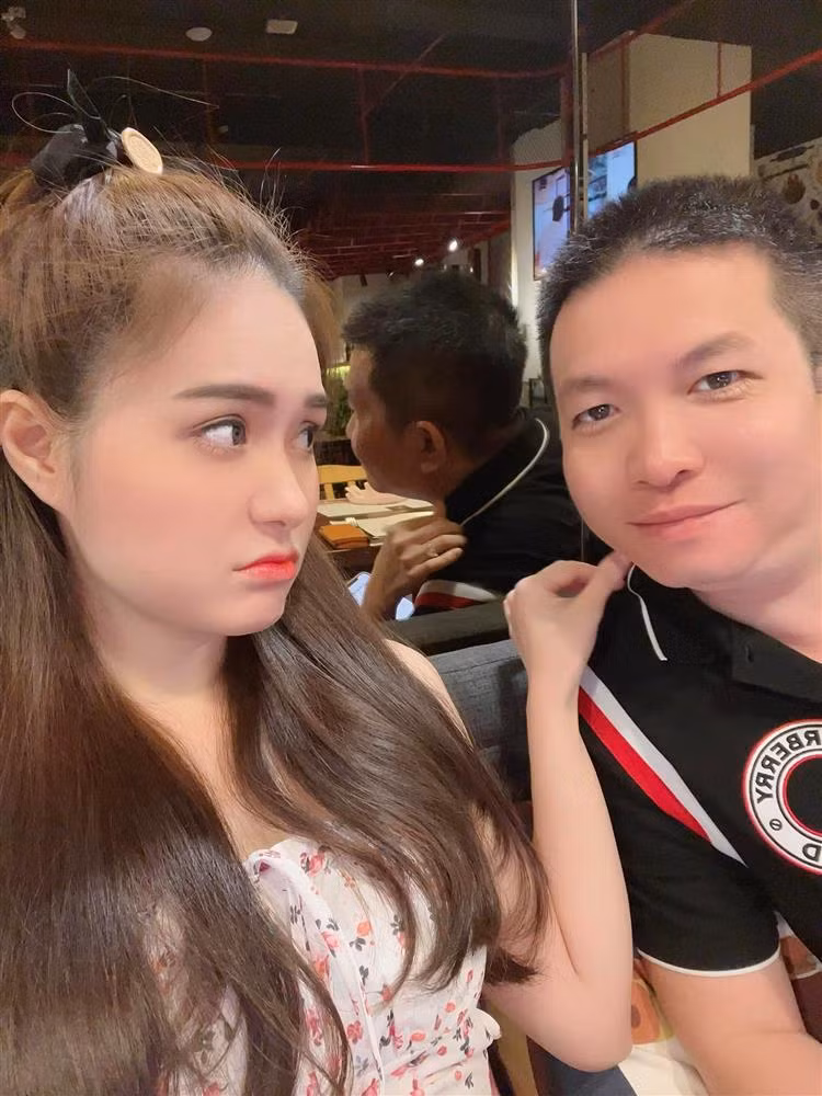 Không chỉ chiều, doanh nhân Quốc Vũ còn vô cùng bênh vợ. Khi antifan lao vào công kích Đoàn Di Băng cũng chính vị đại gia quận 7 lên mạng để giải quyết vấn đề.