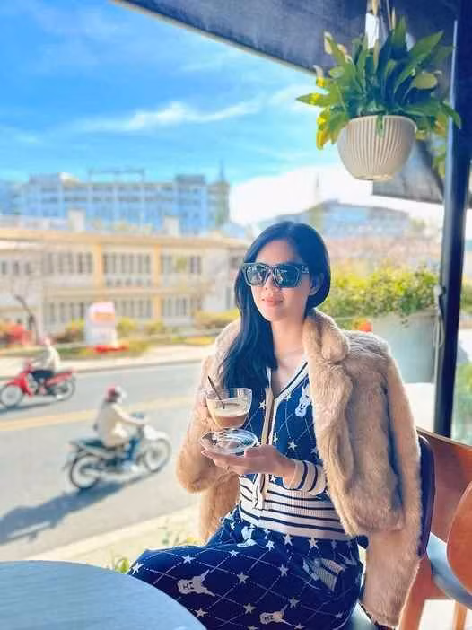 Mới đây, Lê Ngọc Trinh chia sẻ bài hát "Điều cô ấy thích" khiến nhiều người không khỏi tò mò liệu cô đã có mối tình mới? Trước những đồn đoán này, cô giữ im lặng, không tiết lộ thêm về bài đăng này.