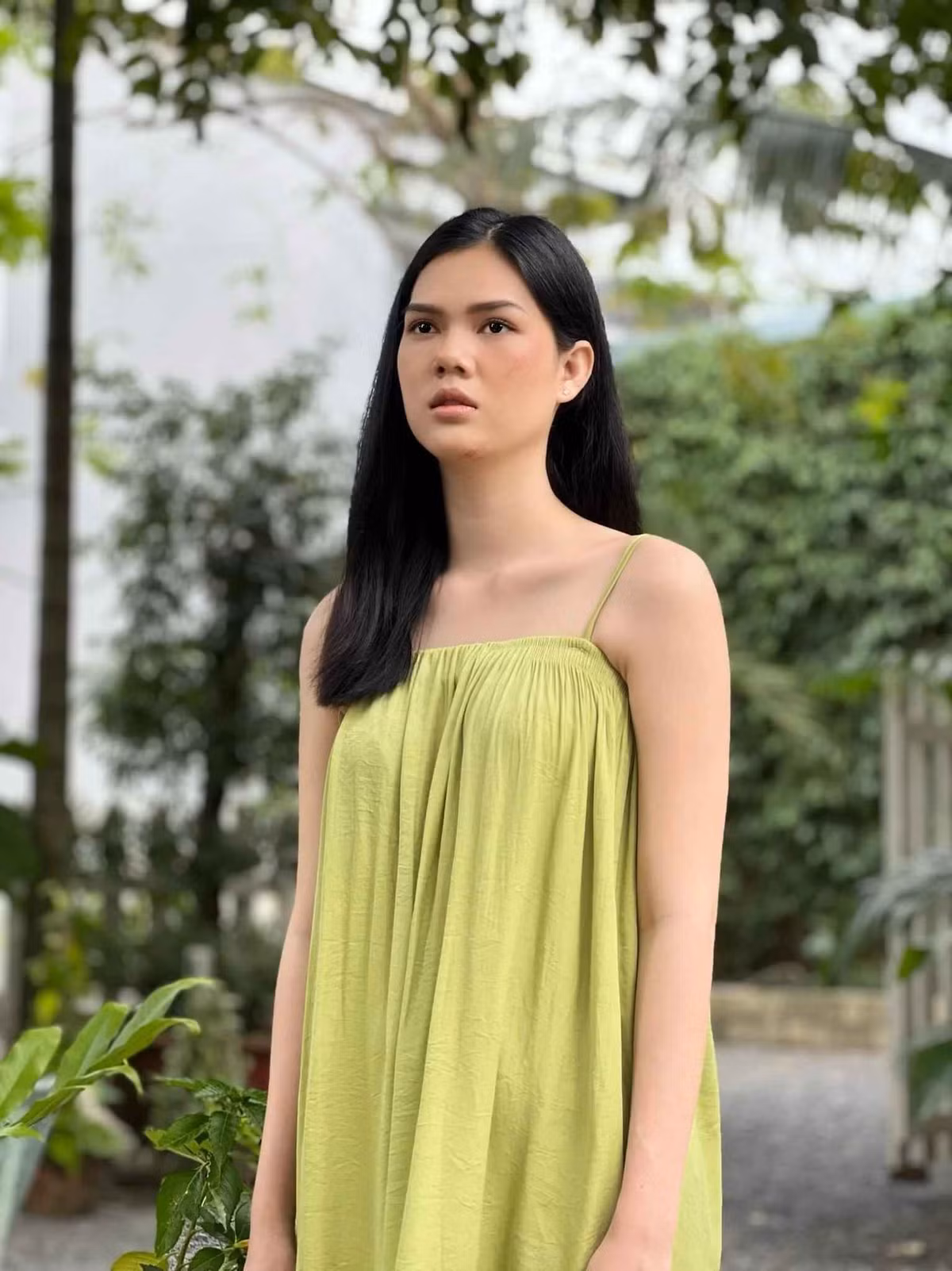 Người đẹp quê Cần Thơ cho biết cô có duyên đóng vai nghèo khổ, số phận truân chuyên trong nhiều phim truyền hình. Cô tự gọi mình là "Miss Nghèo Khổ" và nhận thấy các vai diễn khác hẳn bản thân ngoài đời.