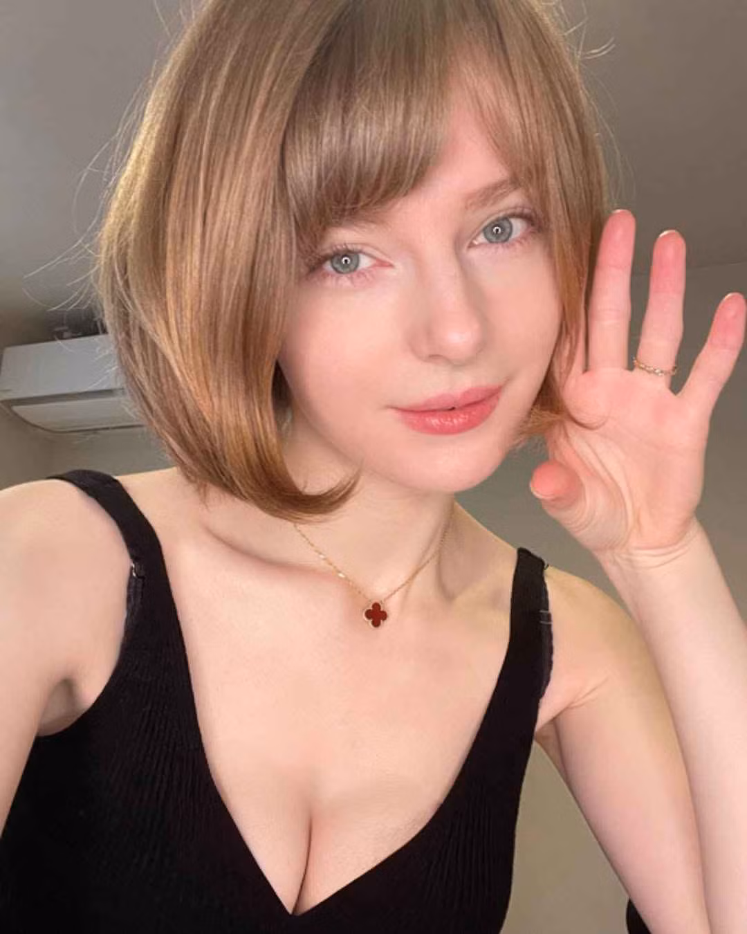 Nhiều người cho rằng Ella Freya có rất nhiều nét tương đồng với Melody Mark - một đồng nghiệp nổi tiếng của Yua Mikami nhưng nàng hot girl dường như vẫn đang rất thành công với nghiệp người mẫu của mình.